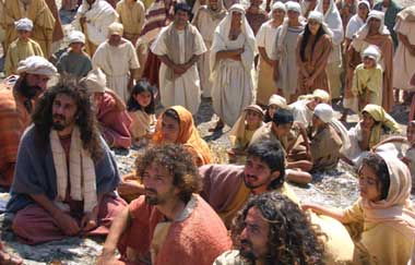 المسيح يعلم الجموع